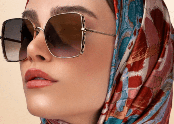 The Timeless Appeal of the 1950s Old Hollywood Headscarf Look