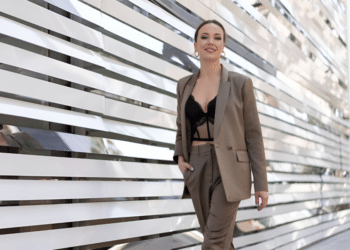 Unlocking Million-Dollar Wealth: Mastering the Art of Webinar Sales with Anna Zakkery's Expertise