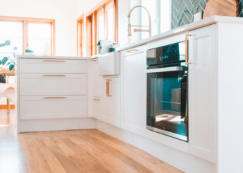 Timeless Kitchen Style Black Handles & Elegant Fixtures