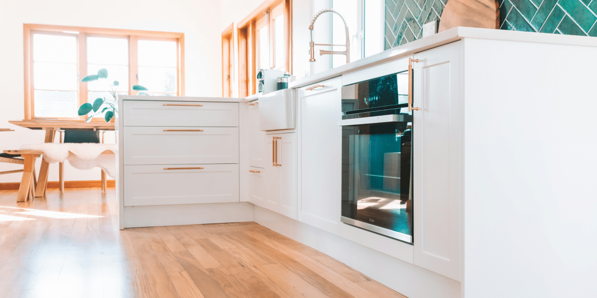 Timeless Kitchen Style Black Handles & Elegant Fixtures