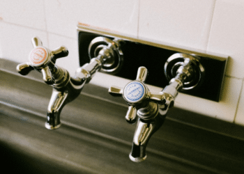 Early Warning Signs Your Apartment Needs a Plumber