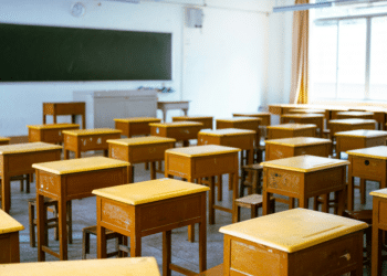 Key Features to Look for When Choosing Desks for Classrooms