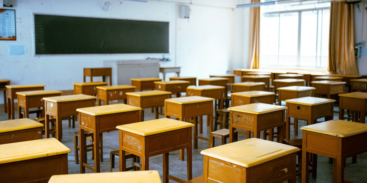 Key Features to Look for When Choosing Desks for Classrooms