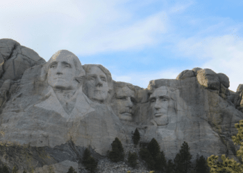 Echoes of the Past The Role of Monuments in Heritage and History