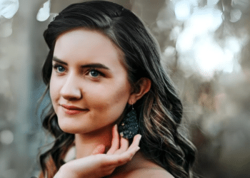 How New York's Fashion Scene Shapes Wholesale Jewelry Trends_3