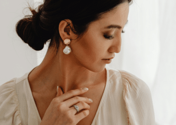 Learn how to effortlessly match your earrings to any outfit. Discover 5 essential tips for coordinating your jewelry with your look.