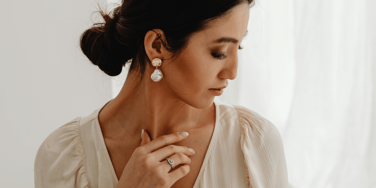 Learn how to effortlessly match your earrings to any outfit. Discover 5 essential tips for coordinating your jewelry with your look.