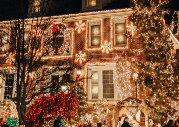 Holiday Light Decorating & Installation by Clearview Washing