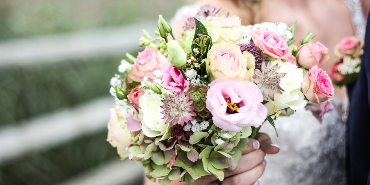 Flowers for Christmas in the UK: Traditional and Modern Arrangements