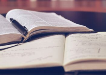 Project-Centred Education: The Effectiveness of Student-Based Versus Teacher-Based Learning