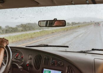 Auto Glass Legend: Why Timely Windshield Replacement is Important for Your Vehicle’s Safety