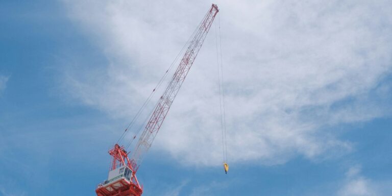 From Skyscrapers to Stadiums How Heavy Lifting Equipment Shapes Iconic NYC Projects