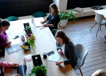 How Small Startups Are Using AI and Freelancers to Compete with Major Firms