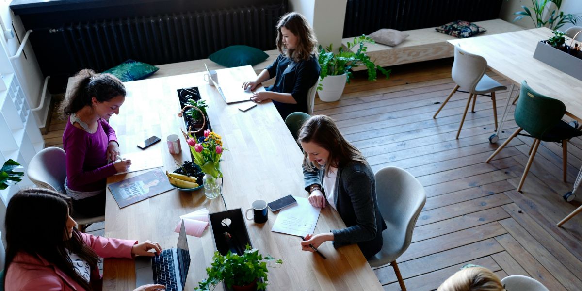 How Small Startups Are Using AI and Freelancers to Compete with Major Firms