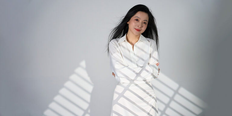 "Color Breathes, Emotion Grows" — The Abstract Visual Language of Jiajing Wang