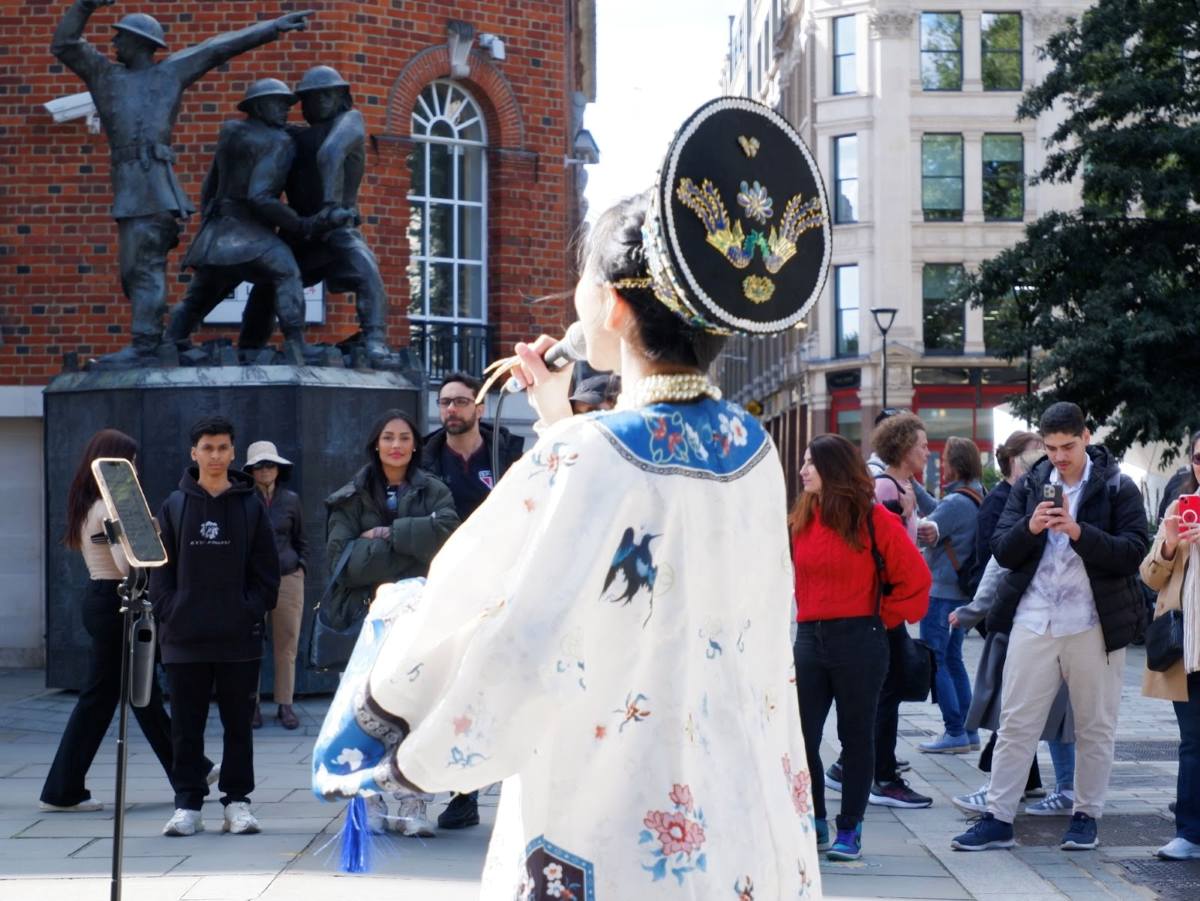 Shengzhao Jiang, Chinese Busker, Lights Up London Streets with Oriental Culture