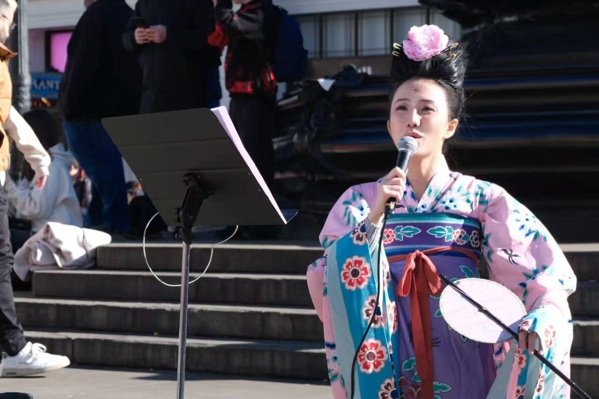 Shengzhao Jiang, Chinese Busker, Lights Up London Streets with Oriental Culture