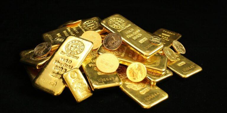 What Is the Difference Between Spot Price and Premium When Buying Gold?