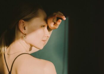 Why Gold Flat Back Earrings Combine Style and Practicality