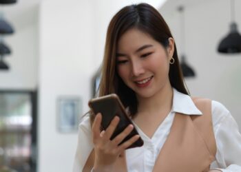 How Mobile Payment Solutions Improve Customer Convenience