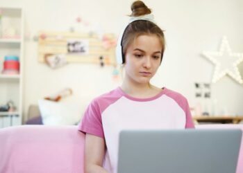 Effects of Online Learning On Your Mental Health: The Good and the Bad