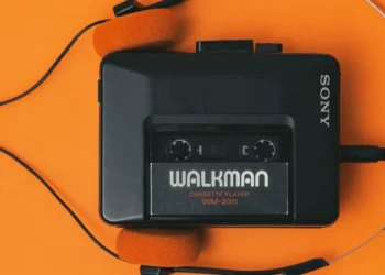 How Vintage Music Players Are Blending Retro Style with Digital Features