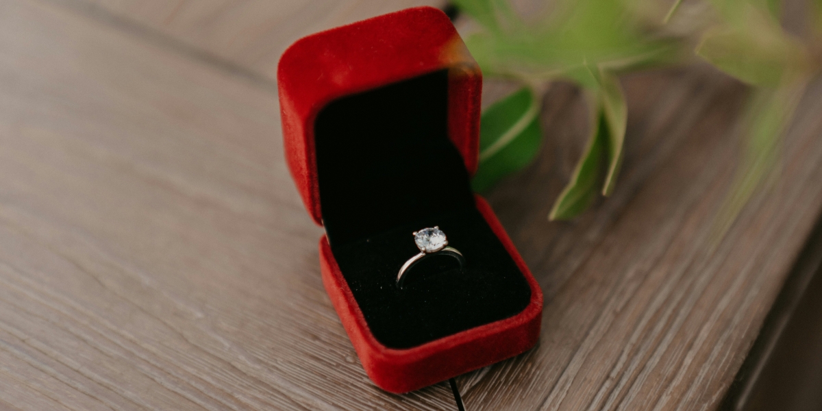 Rogers & Hollands | Ashcroft & Oak Review - Opulent Engagement Rings with Trusted Craftsmanship