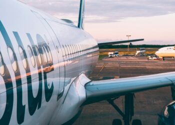 What's Behind JetBlue's Quality Concerns and Flight Delays (2)