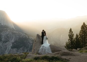 Hiking Wedding Locations: 3 Stunning U.S. Destinations