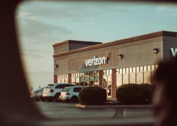 Nationwide Verizon Outage Leaves Phones in ‘SOS’ Mode, Raising Questions About Network Resilience