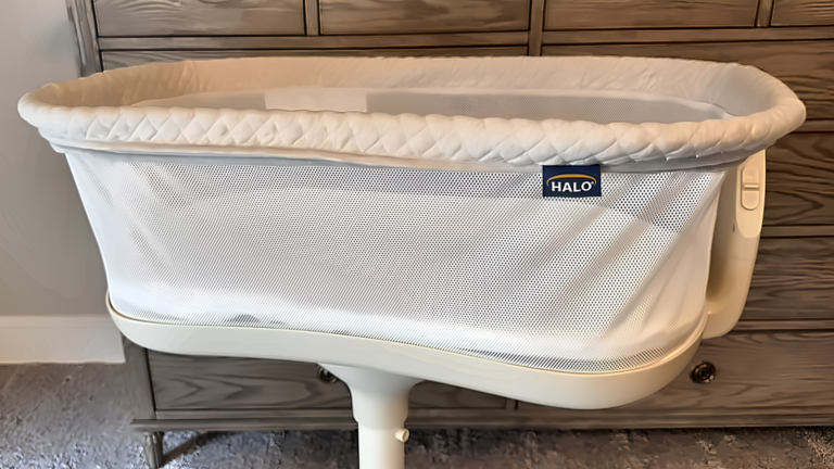 HALO BassiNest Swivel Sleeper 4.0 Air Review: A Bedside Bassinet Built Around Airflow and Recovery