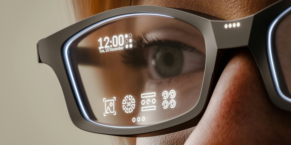 The Growing Role of AI Wearables in Everyday Life, Work, and Digital Communication