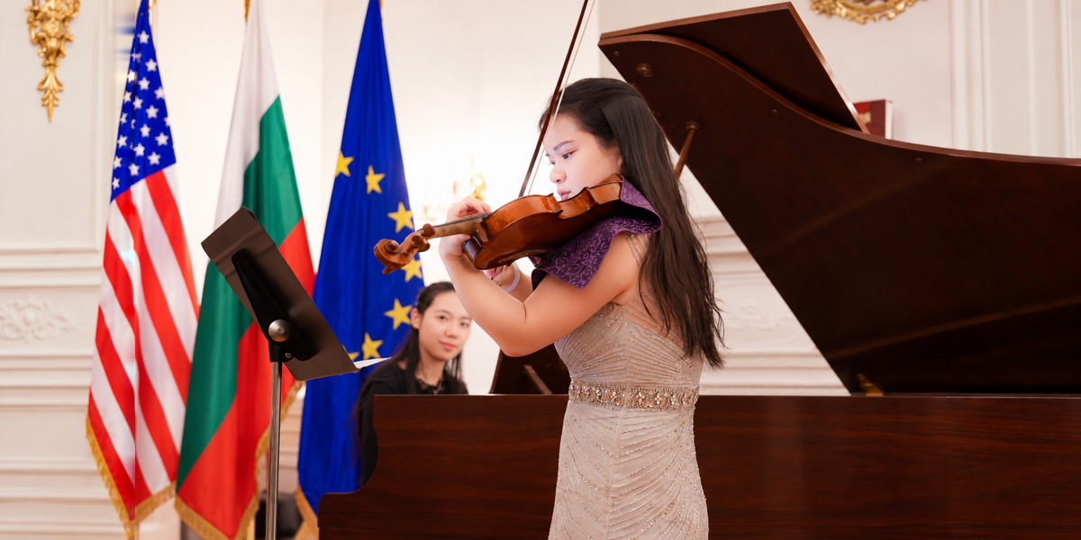 Violinist Xiang Fang Connects with Washington Audiences Through Chinese Melodies