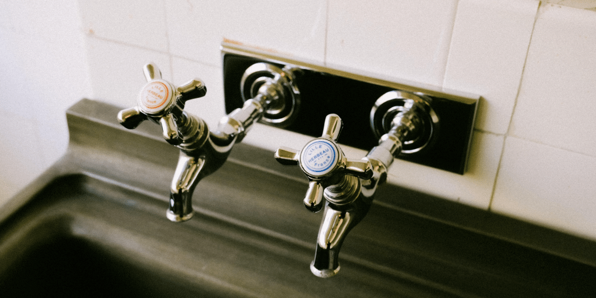 Early Warning Signs Your Apartment Needs a Plumber