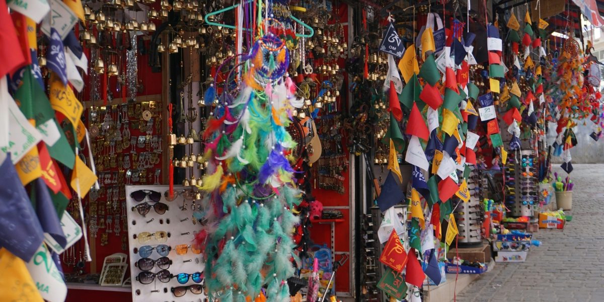 Feather Flags That Flirt with the Wind and Steal Attention