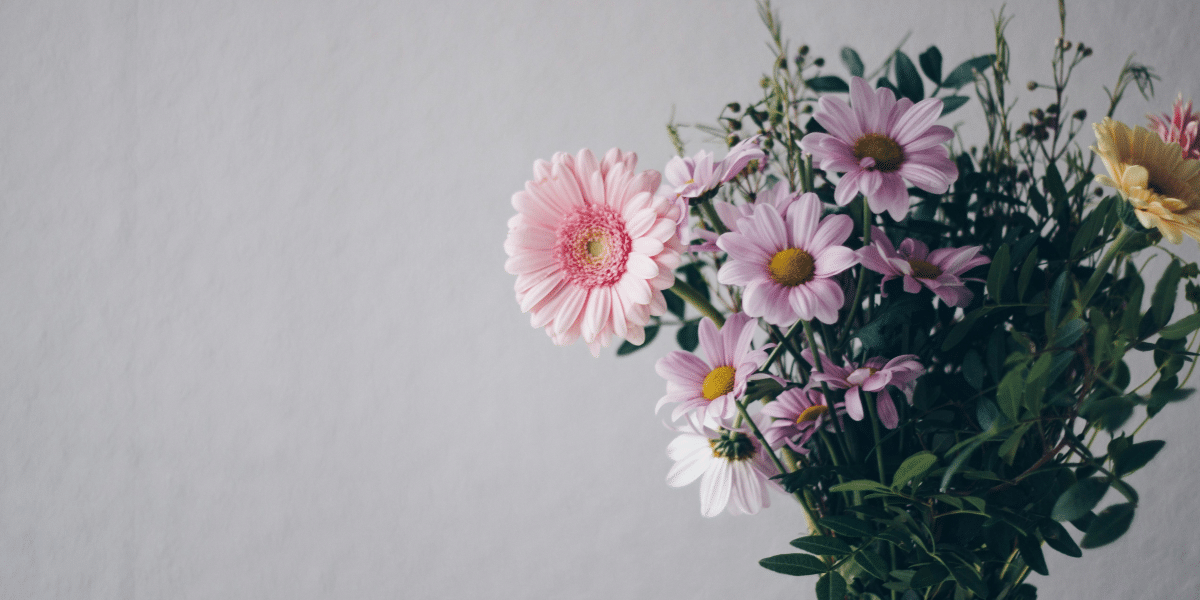 How to Use Flowers in Your Christmas Home Décor