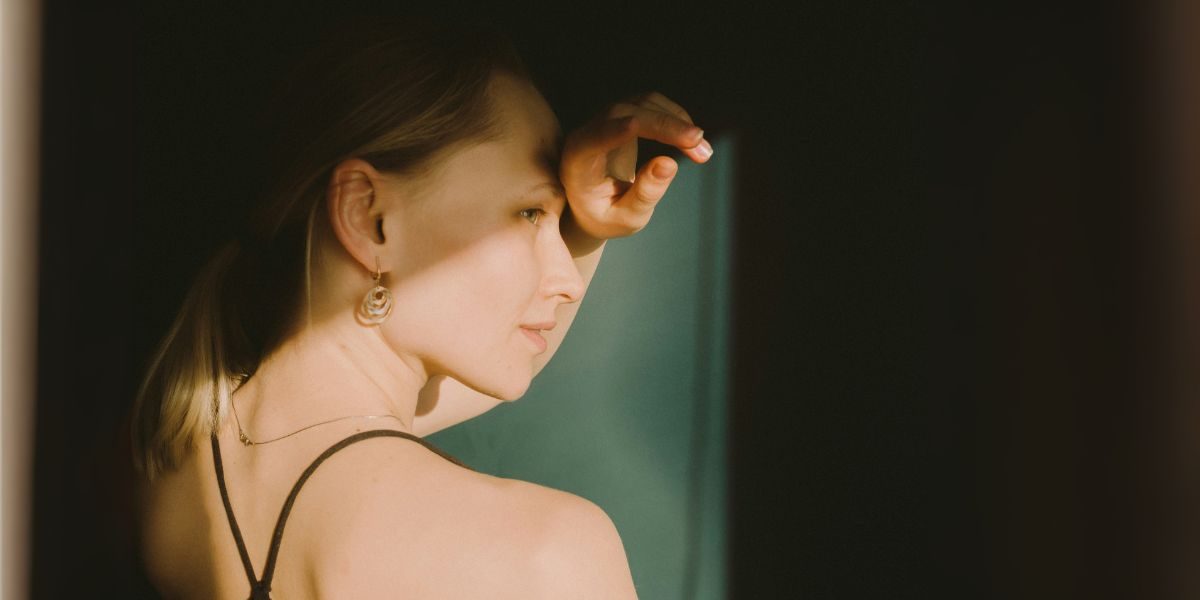 Why Gold Flat Back Earrings Combine Style and Practicality