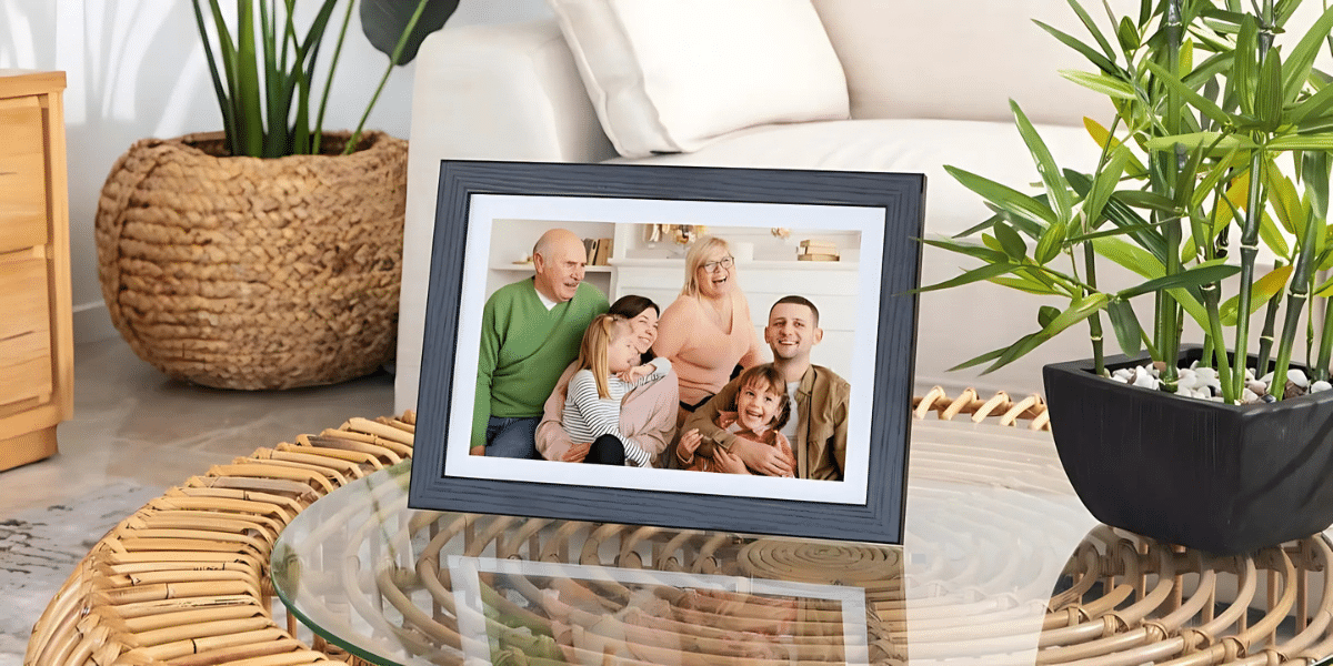 How Digital Photo Frames and Friendship Lamps Enhance Long-Distance Relationships
