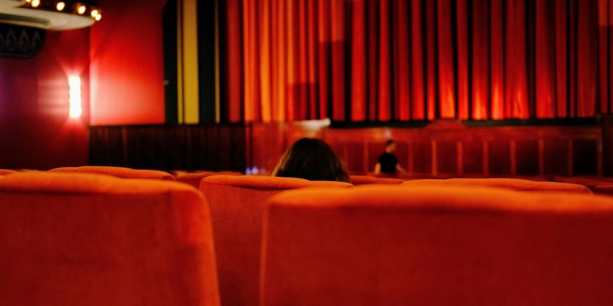 Why Travelers Choose Fun on Stage Over Screens Why Travelers Choose Fun on Stage Over Screens